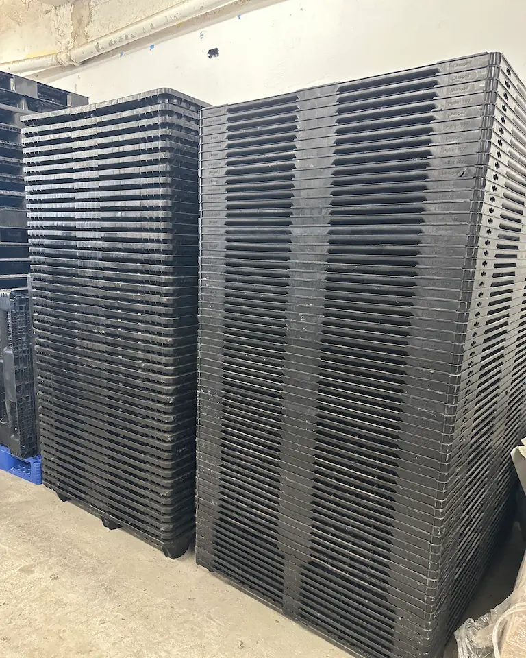 Estoque de pallets de plástico organizados para pronta entrega